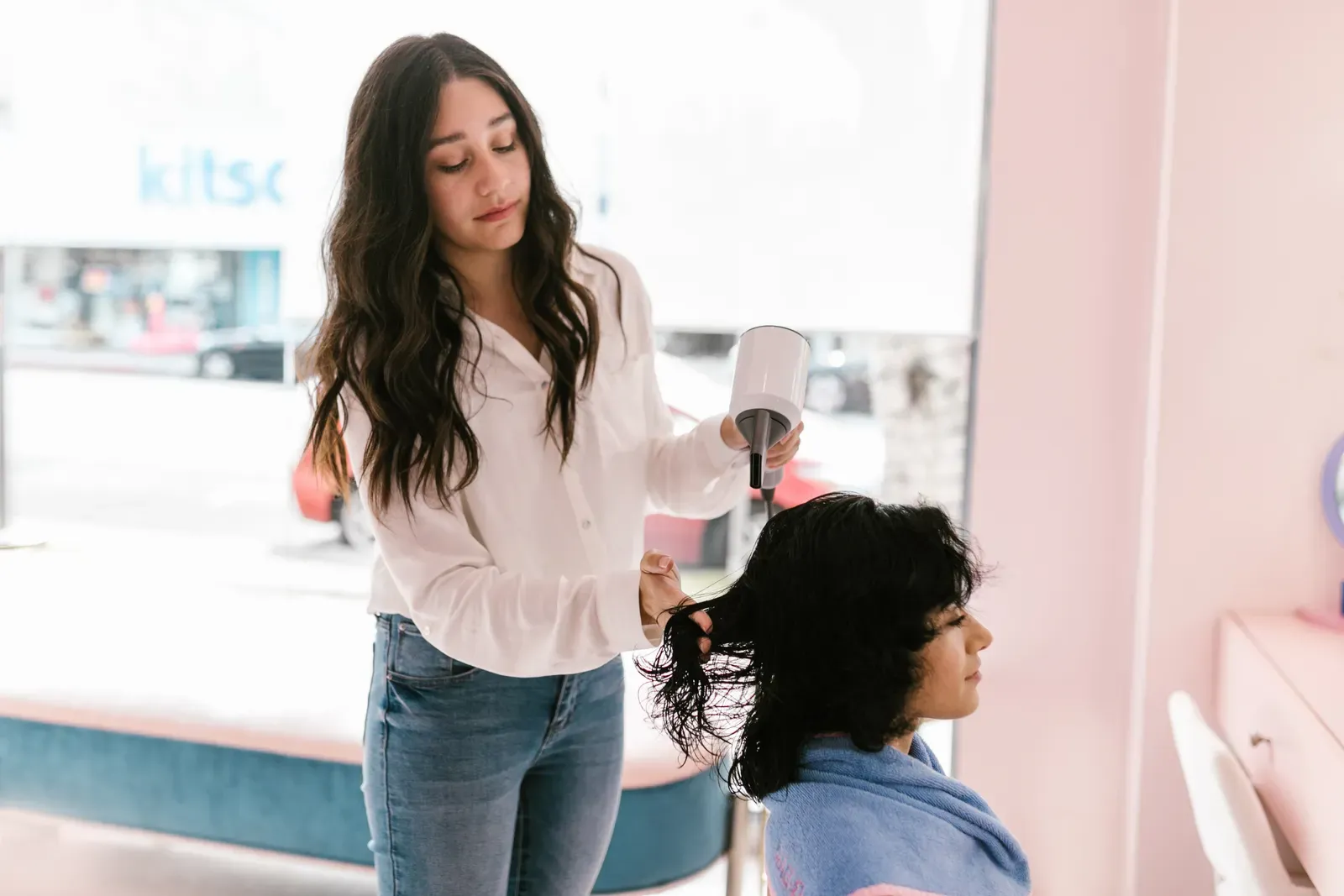 Foukání a styling vlasů v moderním kadeřnickém salonu