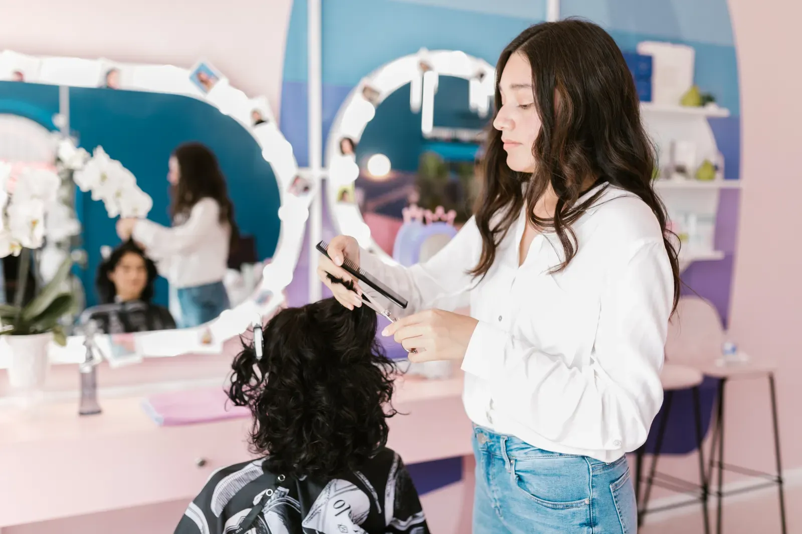 Kadeřnice při stříhání vlasů v moderním salonu
